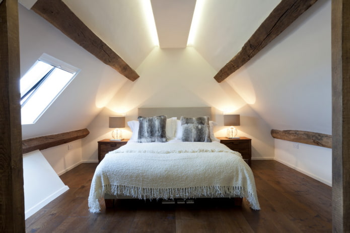 plafond met balken in de slaapkamer op zolder