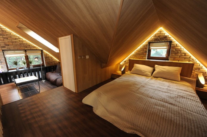 houten plafondbekleding in de slaapkamer op zolder