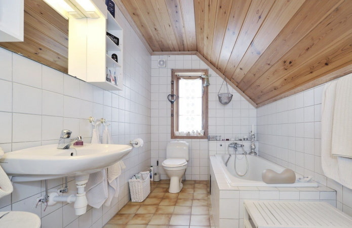 houten plafond in de badkamer op de zolderverdieping