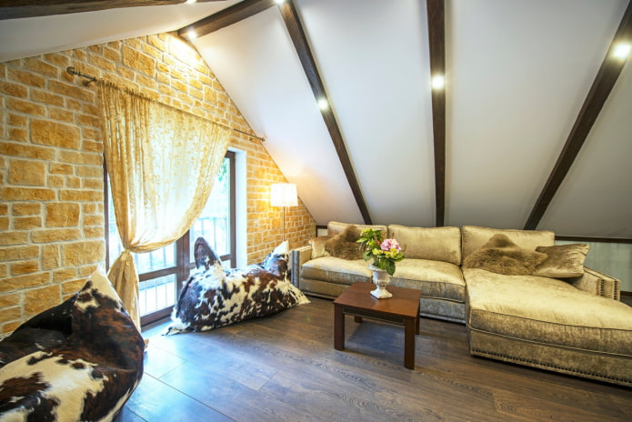 spanplafond met balken in de woonkamer op zolder