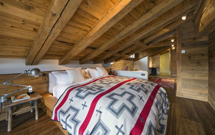 houten plafondconstructie op zolder in chaletstijl