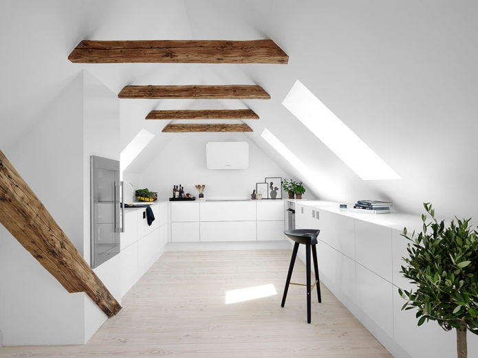 plafondstructuur op zolder in de minimalistische stijl