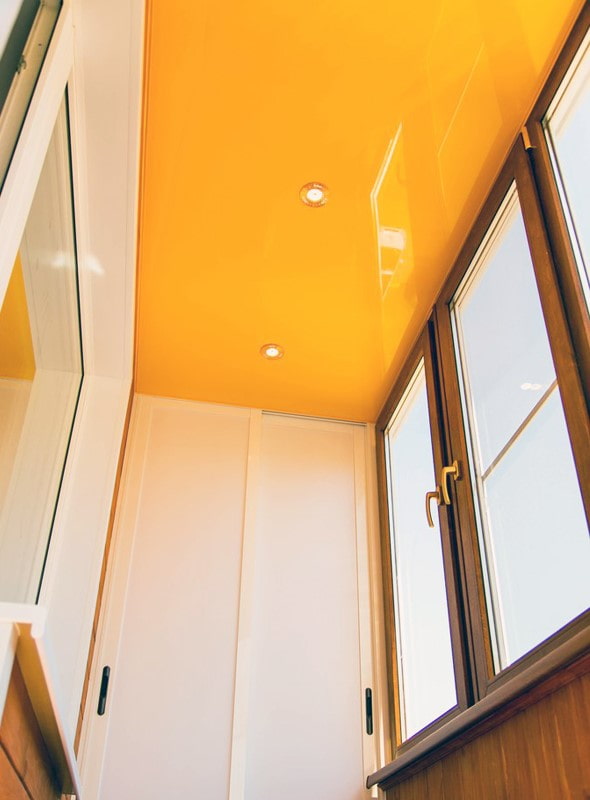 plafonddecoratie op het balkon in een Chroesjtsjovisch appartement