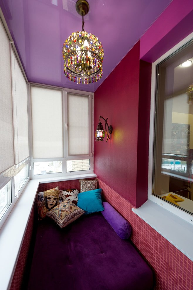 plafonddecoratie op het balkon in een Chroesjtsjovisch appartement