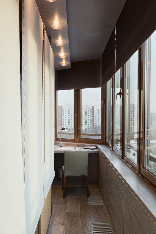 plafondstructuur met twee niveaus op de loggia