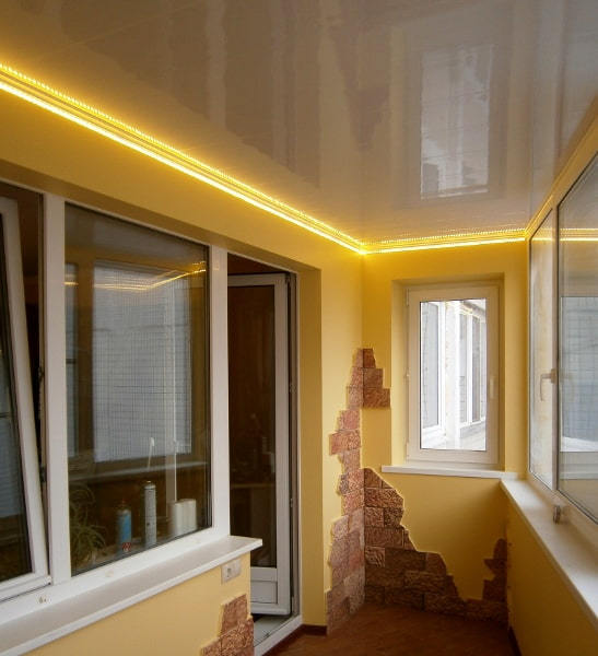 gespannen stof met verlichting op de loggia
