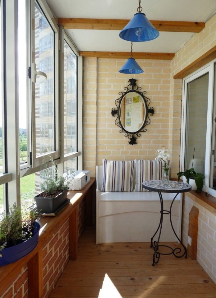 plafond met balken op de loggia