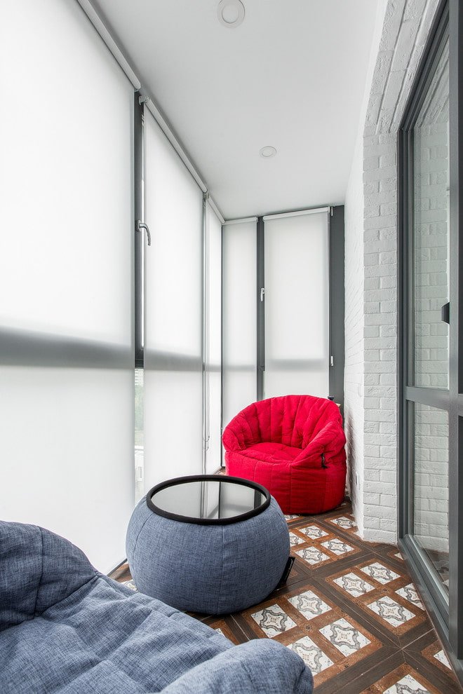 witte plafondbekleding op de loggia