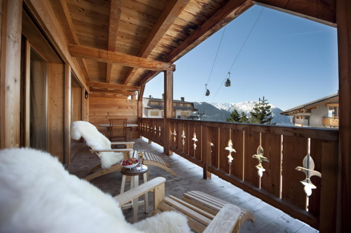 houten plafond op de loggia in chaletstijl