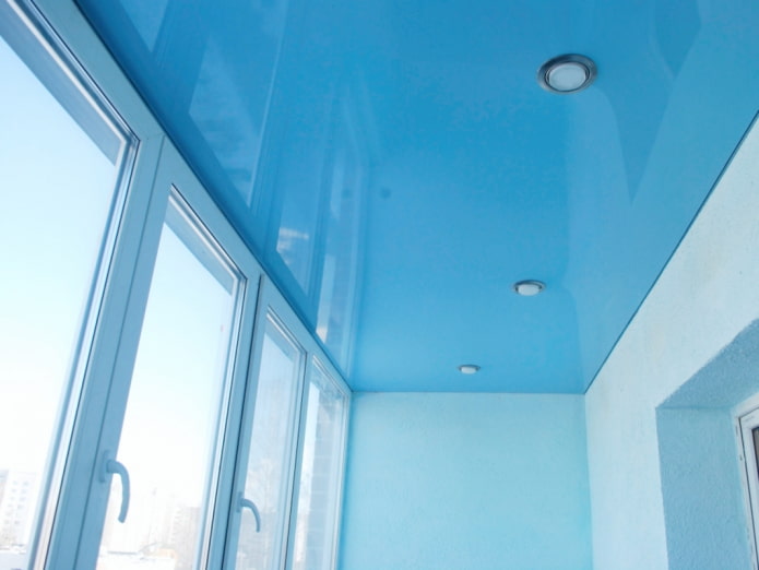 blauw spanplafond op de loggia