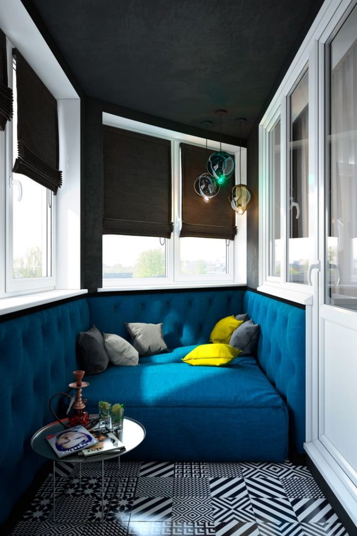 zwarte plafondbekleding op de loggia