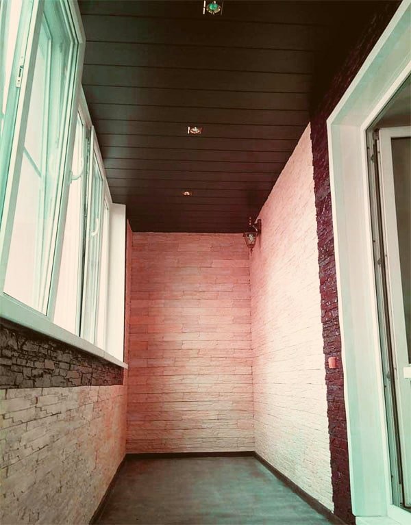 kunststof plafondpanelen op de loggia