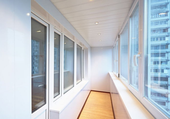 kunststof plafondpanelen op de loggia