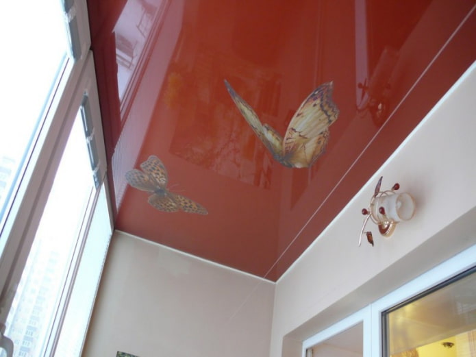 glanzend spanplafond op de loggia
