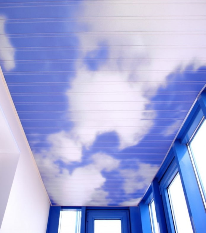 kunststof plafondpanelen op de loggia