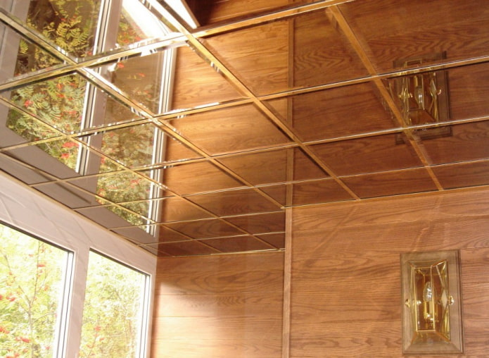 plafondtegels op de loggia