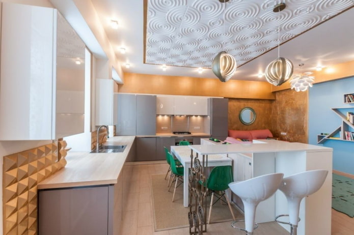 tegels aan het plafond in het keukeninterieur