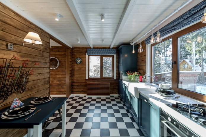clapboard aan het plafond in het keukeninterieur