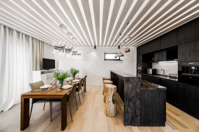 lamellenplafond in het interieur van de keuken
