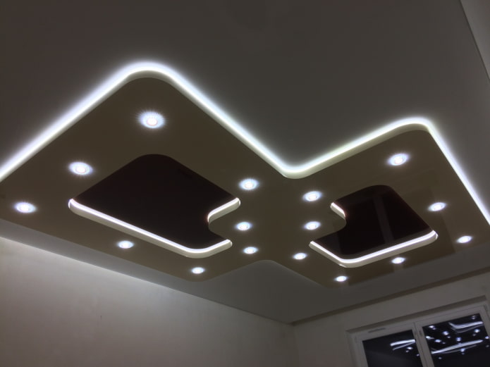 plafondstructuur met contourverlichting