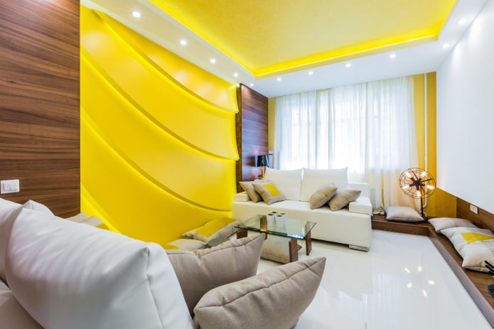 plafondstructuur met gele verlichting