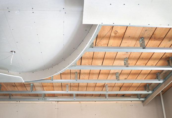 installatie van een gipsplaten plafond met twee niveaus