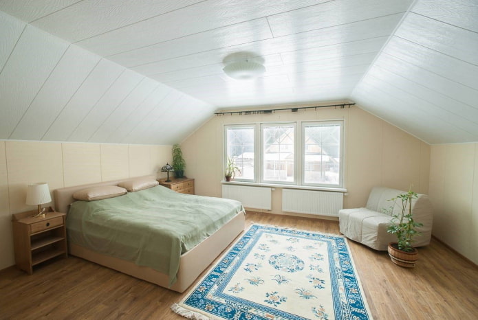 afwerking van de zolderkamer met geverfde MDF-panelen