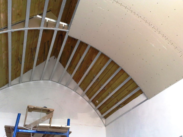installatie van een gebogen gipsplaten plafond