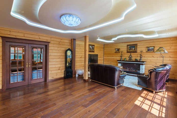 krullend plafond met meerdere niveaus en achtergrondverlichting in een houten woonkamer