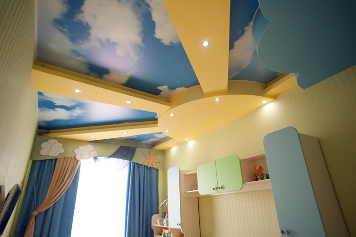 plafondontwerp in de vorm van de zon in de kinderkamer