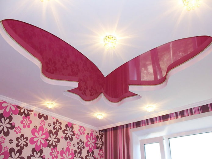plafondontwerp in de vorm van een vlinder in de kinderkamer