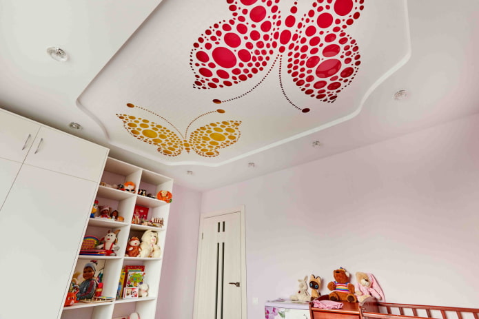 gesneden spanplafond in de kinderkamer