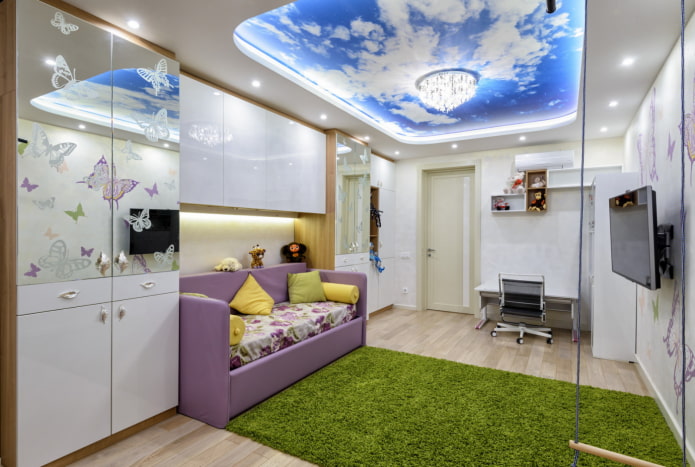 lucht met wolken aan het plafond in de kinderkamer