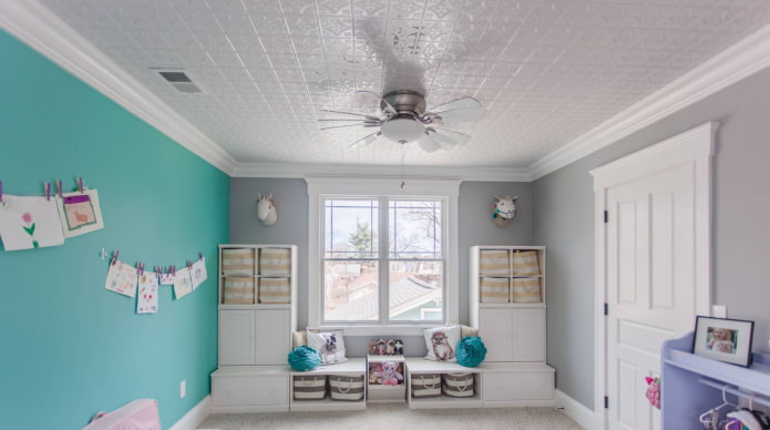 plafondtegels in het interieur van de kinderkamer