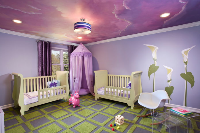 paarse plafondbekleding in een kinderkamer