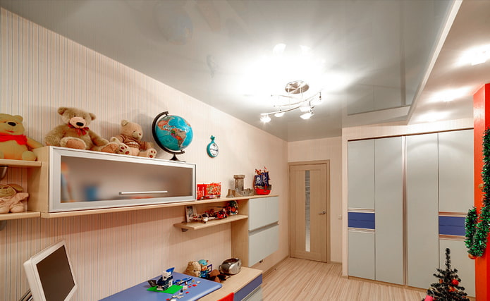 grijs spanplafond in een kinderkamer