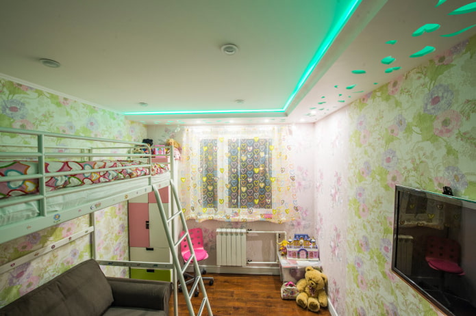 plafondstructuur met verlichting in de kinderkamer