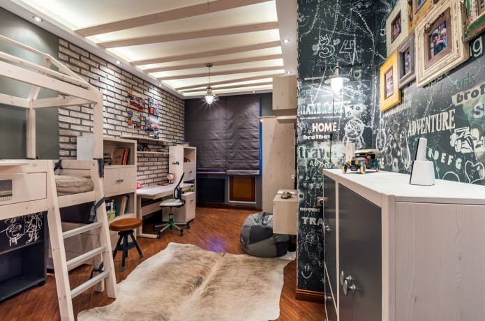 plafondstructuur in een kinderkamer in loftstijl