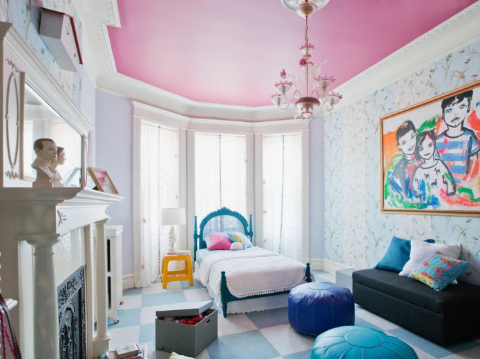 kroonluchter aan het plafond in de kinderkamer