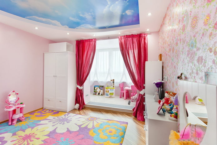 lucht met wolken aan het plafond in de kinderkamer