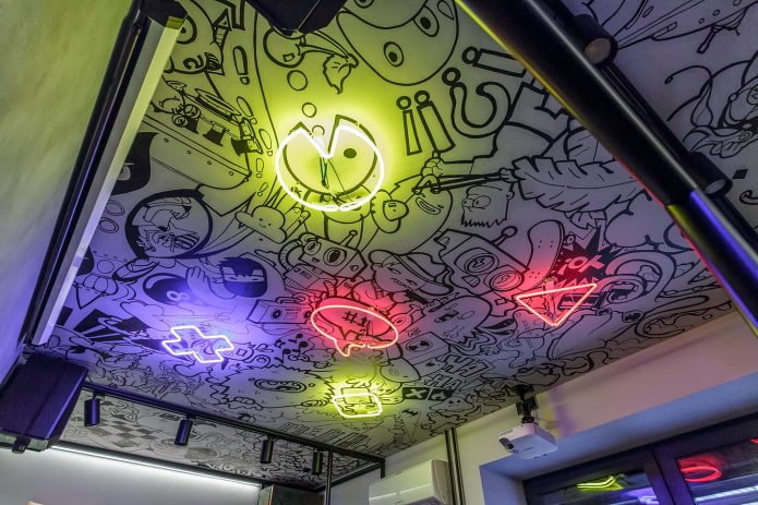 plafond met graffiti-tekeningen 