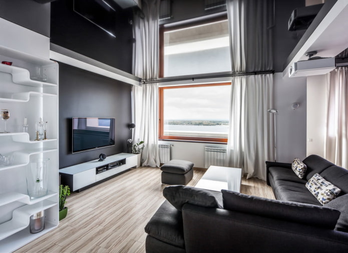 zwart spanplafond in de woonkamer