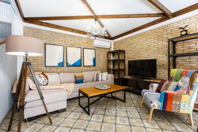 plafond met balken in het interieur van de hal