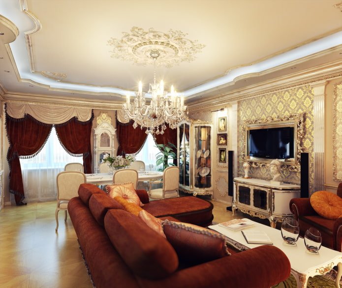 plafond met een kroonluchter in het interieur van de hal