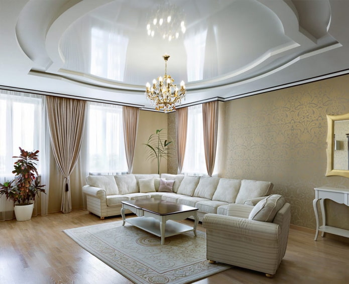 plafond met een kroonluchter in het interieur van de hal