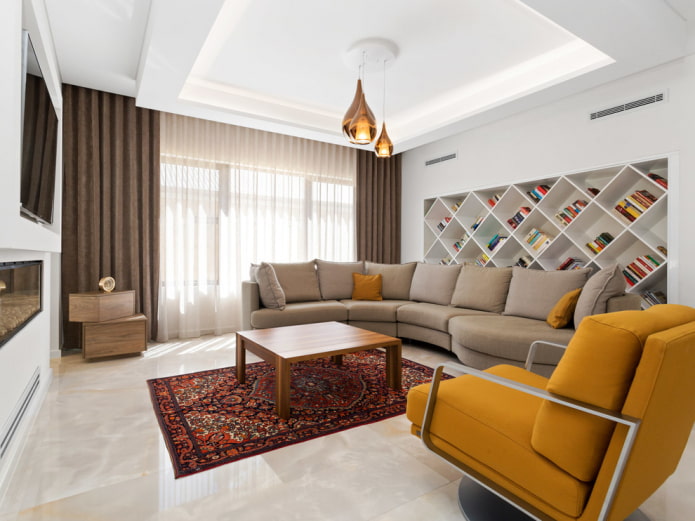 plafond met een kroonluchter in het interieur van de hal