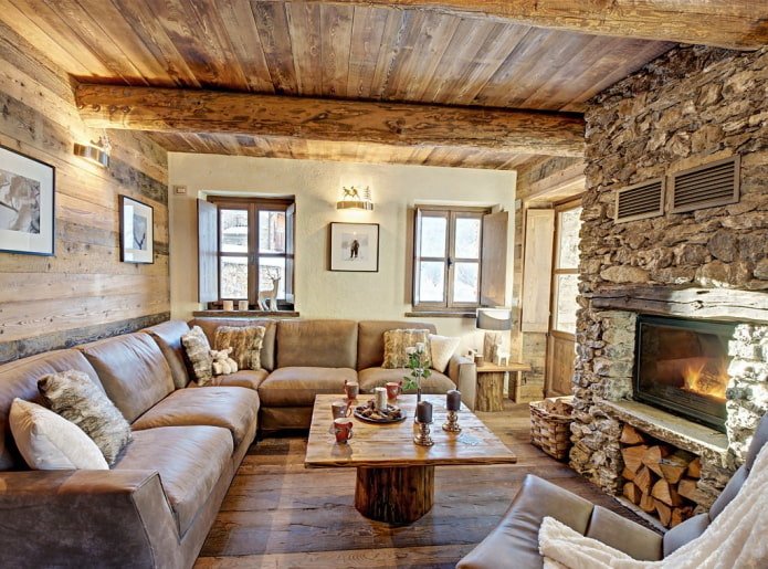 plafond in de hal in chaletstijl