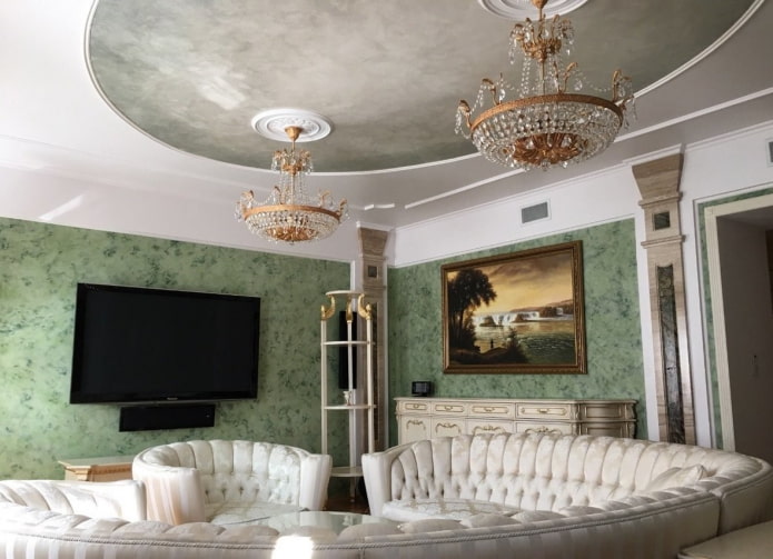 Venetiaans plafondpleisterwerk in de woonkamer