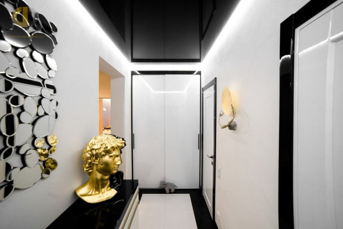 zwart plafond in het interieur van de gang