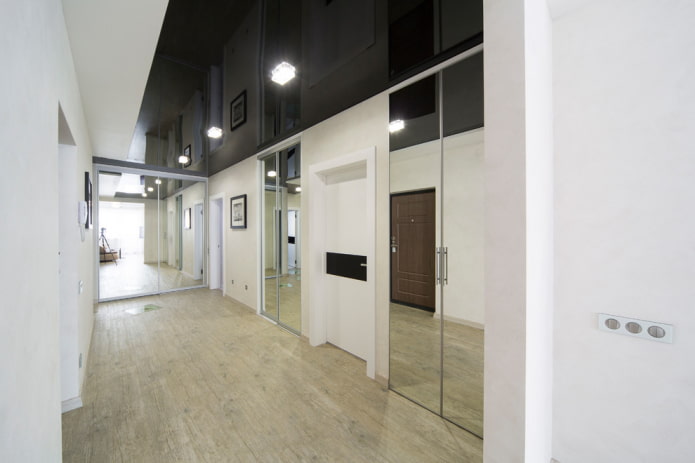 zwart plafond in het interieur van de gang